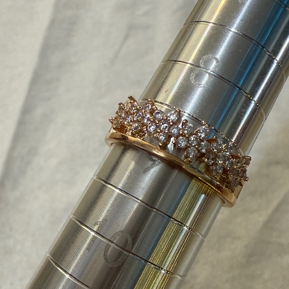 Elegant Gold-Tone Women's Ring - Picture 7 of 7